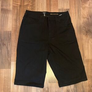 Jones New York Signature Lexington Bermuda Short, black size 8